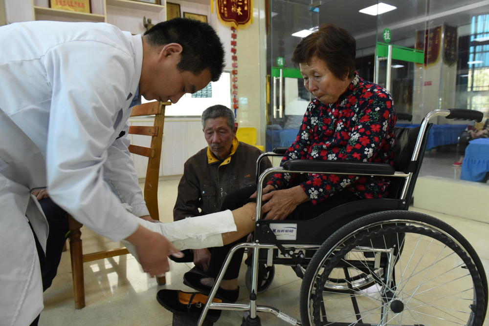 他脑出血昏迷:73岁父亲工地搬砖,母亲骨折不敢