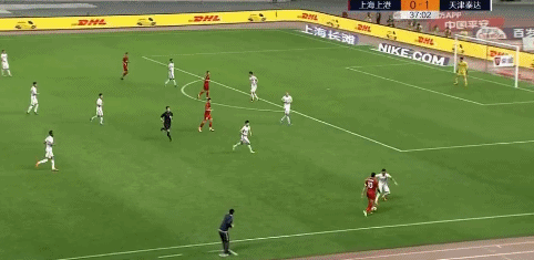 gif-泰达小摩托单骑闯关 吕文君捅射破门