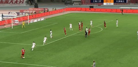 gif-泰达小摩托单骑闯关 吕文君捅射破门