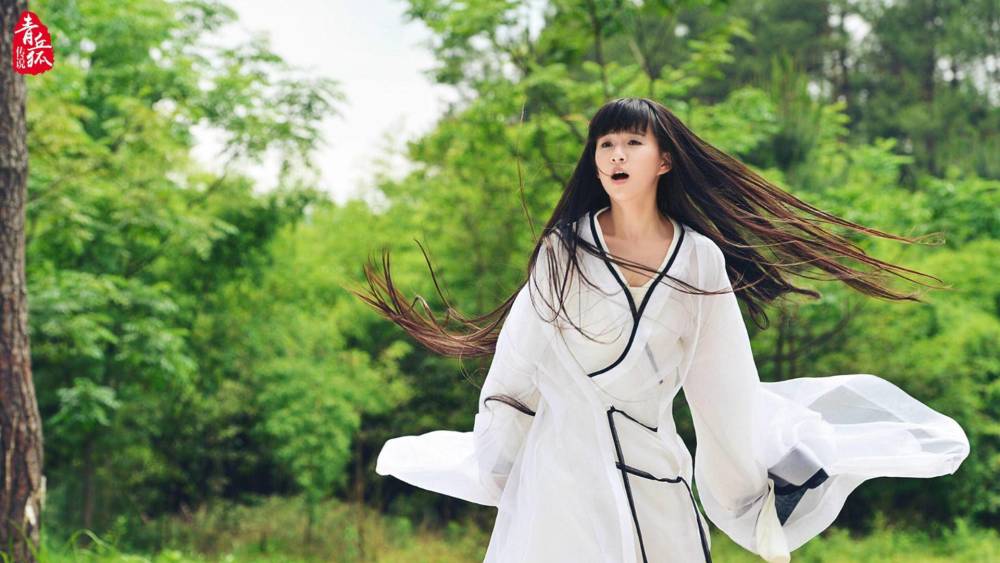 春晚4小时一转成名!弃舞从影浓妆泡夜店,杨丽