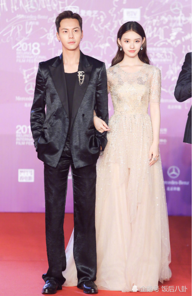 北影节红毯关晓彤林允比拼少女感 黄奕令人遗