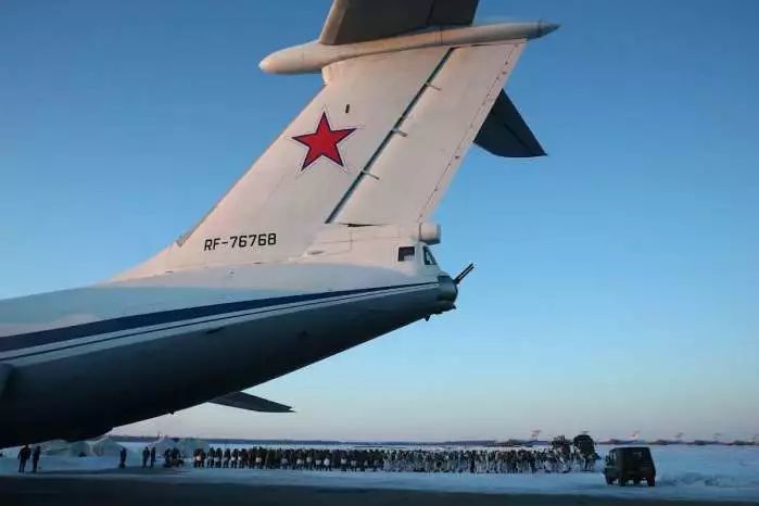 俄军王牌空降兵:一旦主伞故障,备用伞会自动打