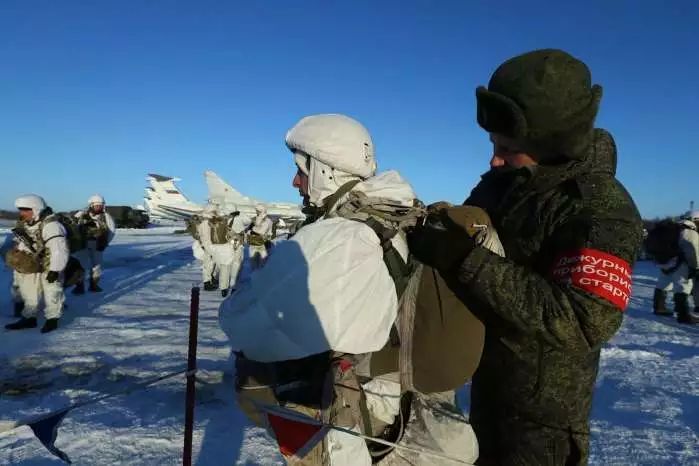 俄军王牌空降兵:一旦主伞故障,备用伞会自动打