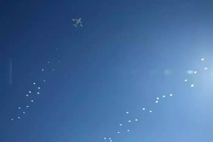 俄军王牌空降兵:一旦主伞故障,备用伞会自动打