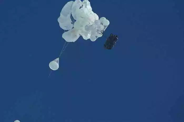 俄军王牌空降兵:一旦主伞故障,备用伞会自动打