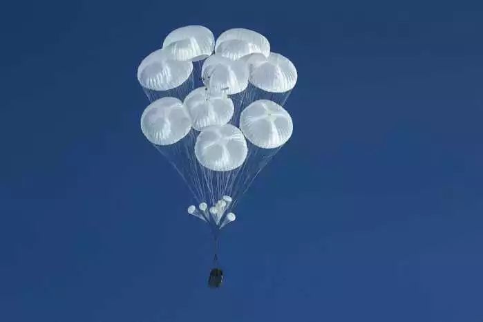 俄军王牌空降兵:一旦主伞故障,备用伞会自动打