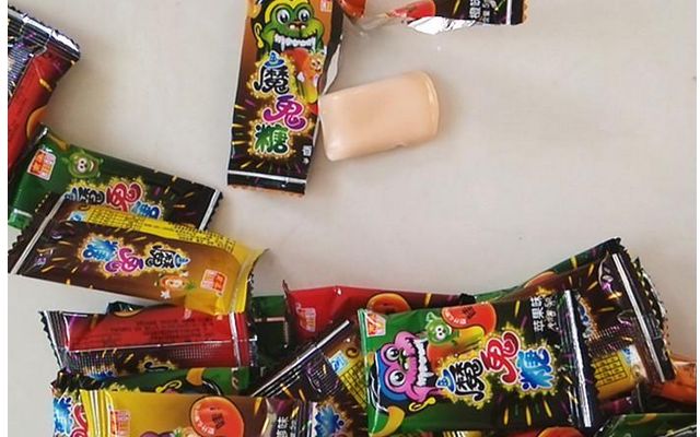 3魔鬼糖也叫拉丝糖,彩条糖.小时候卖这种糖的地方好多,一角钱十根.