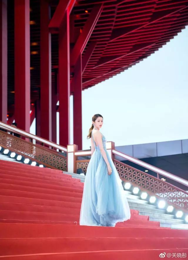 女星皮肤黑也能变白,蒋依依现在皮肤白嫩,佟丽