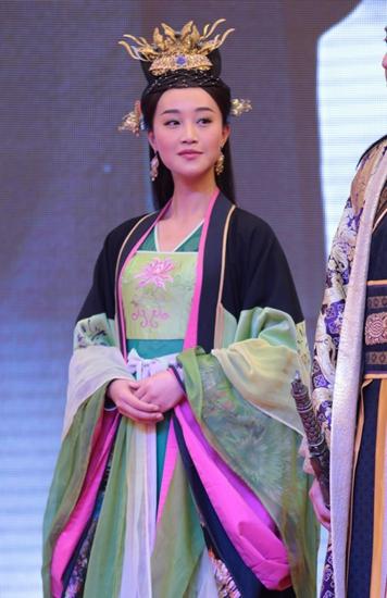 蓝盈莹新戏演女神:心有多稳 舞台就有多大