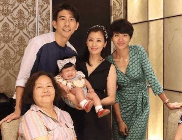 贾静雯前任婆婆曾送她八克拉钻戒?然而婆媳同框却是这般模样!