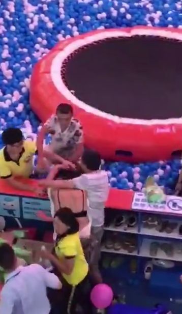 孕妇绊倒4岁男童致其颅脑损伤:一不小心,就活