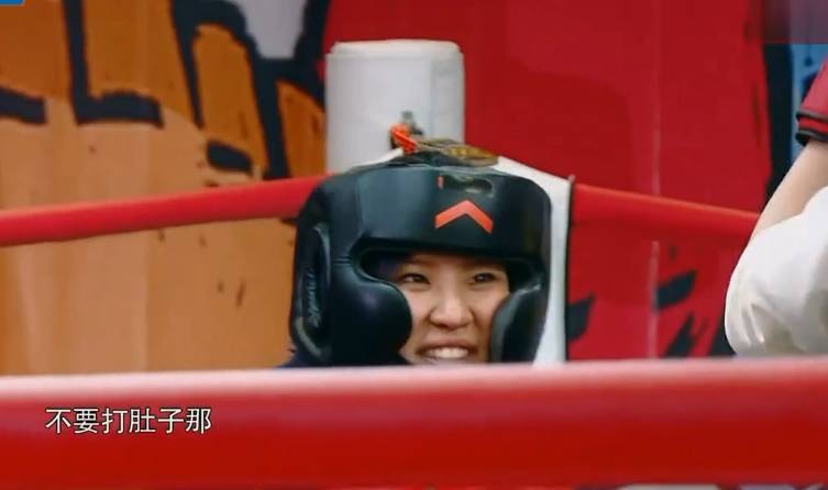 奚梦瑶击打谢依霖的肚子,却被她大声制止,网友