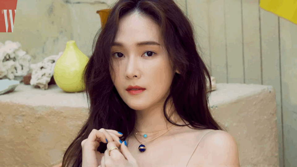 妹妹的帅气冷艳,在一起总能达到1 1></p></a>2的视觉效果,爆发专属于郑氏姐妹