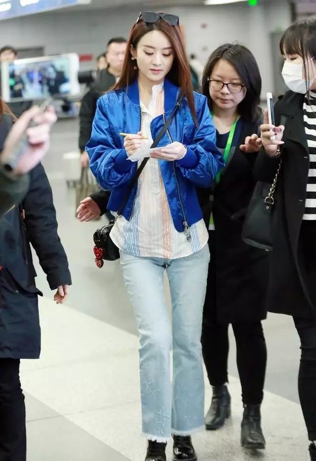 女星都怎么给粉丝签名?关晓彤左右手切换,郑爽