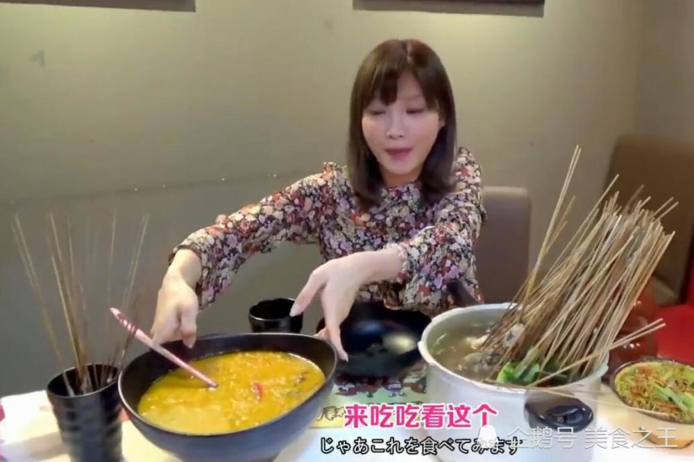 日本美女大胃王木下挑战300肉串和50小龙虾,辣到喷火!