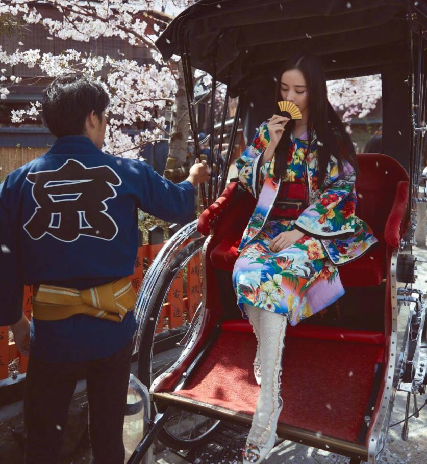 杨幂日本拍时尚大片敬业细节曝光:吃饭比换衣