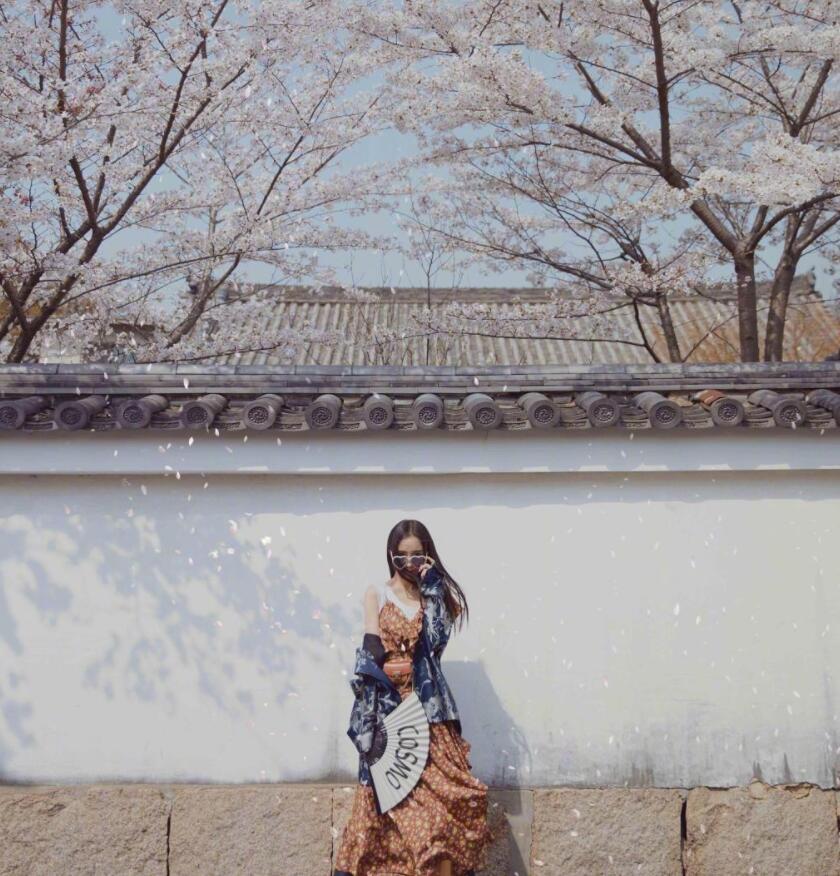 杨幂日本拍时尚大片敬业细节曝光:吃饭比换衣