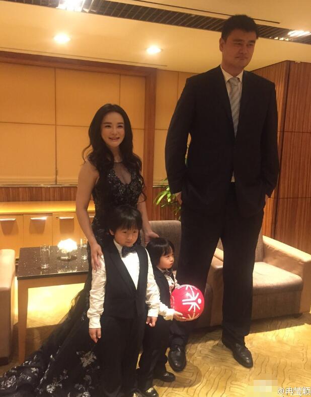 冉莹颖和姚明合影 抢镜的却是事业线_学生时代