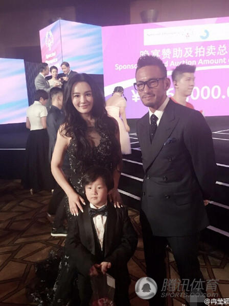 冉莹颖和姚明合影 事业线比身高差抢镜