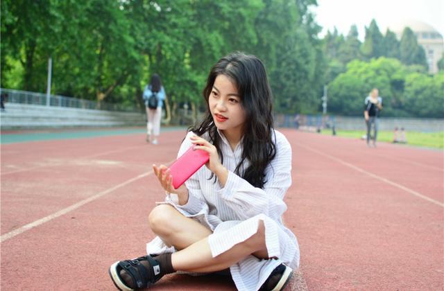 小米6X模特实拍图:整个屏幕,都是最美的青春气