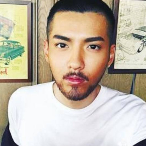 男明星留络腮胡,黄晓明没法看,吴亦凡变大叔,而他充满