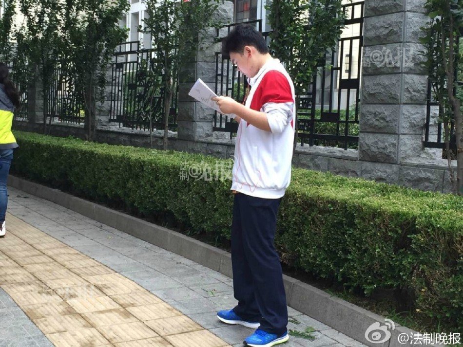 高考首日:考生走错考场获交警护送_学生时代网