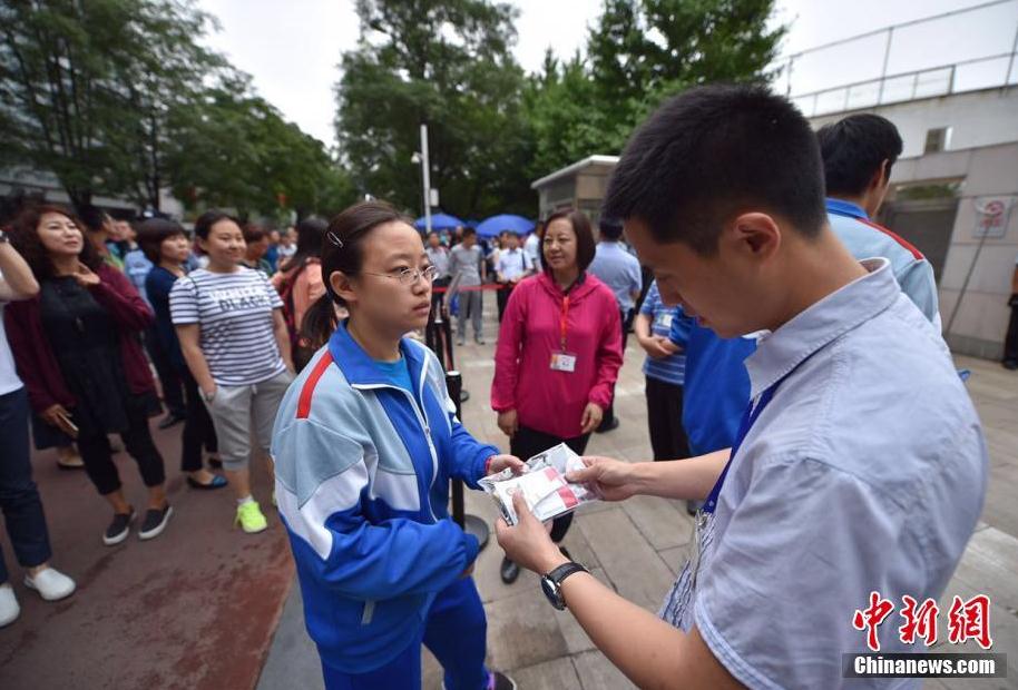 各地高考考场准备迎接考生猫扑徐州站教育园地