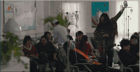 于是,陈可开始自己一个人去医院挂点滴,一只手被针扎着,另一手拿吊瓶