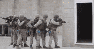 搞笑动态图:美女这身材真不错,就是智商挺让人着急的