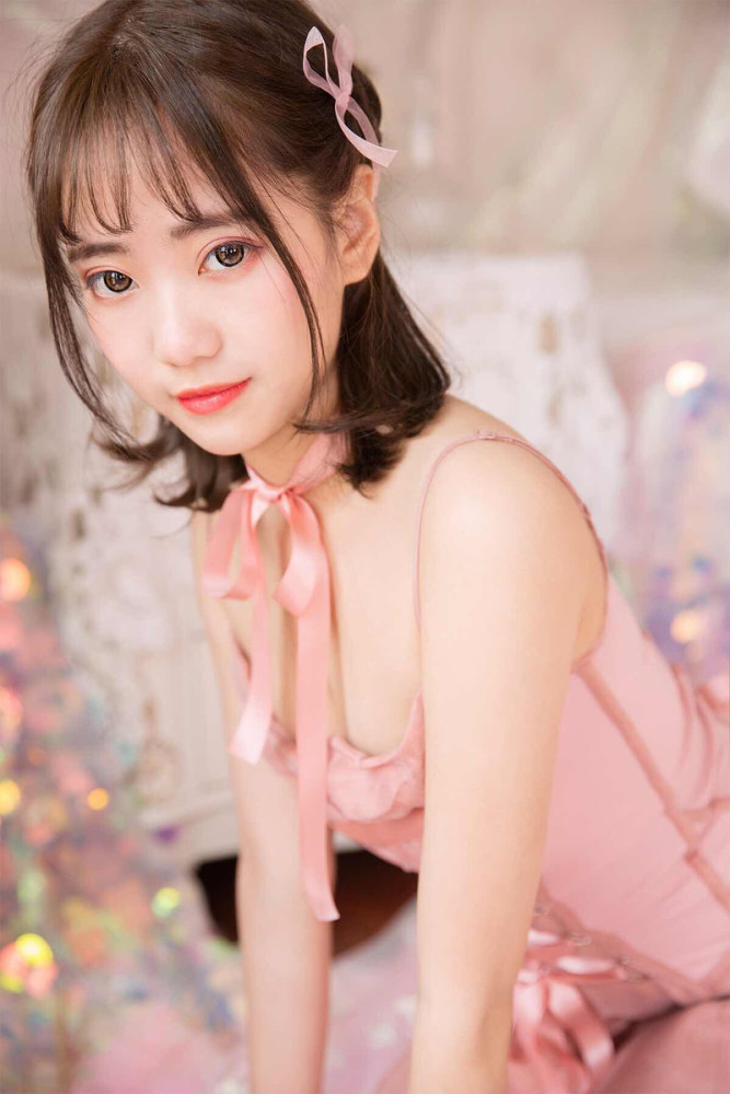 娇嫩性感美女吊带裙酥胸诱惑写真