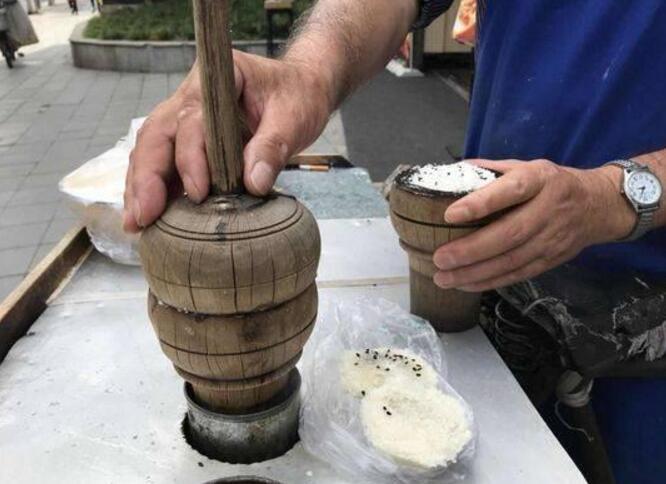 大爷街边卖蒸蒸糕，80后的童年美食，只可惜很多地方再也找不到了