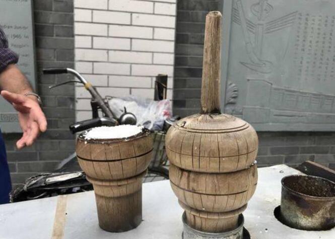 大爷街边卖蒸蒸糕，80后的童年美食，只可惜很多地方再也找不到了