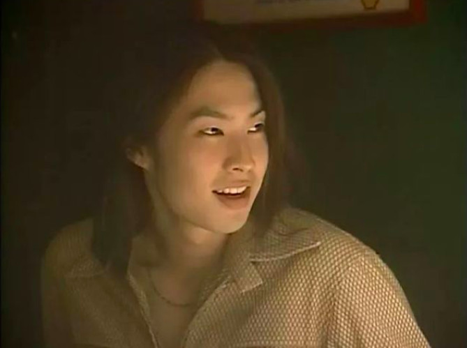 在《流星花园》里,吴建豪饰演的美作一头长发十分飘逸,在电视剧火遍