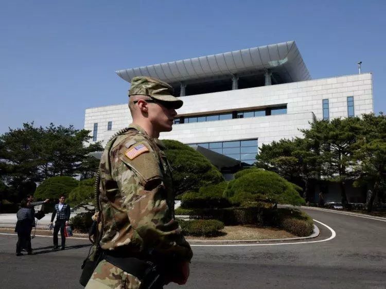 探秘板门店 参观游客先签 生死状 南北会地点定在南侧 看点快报