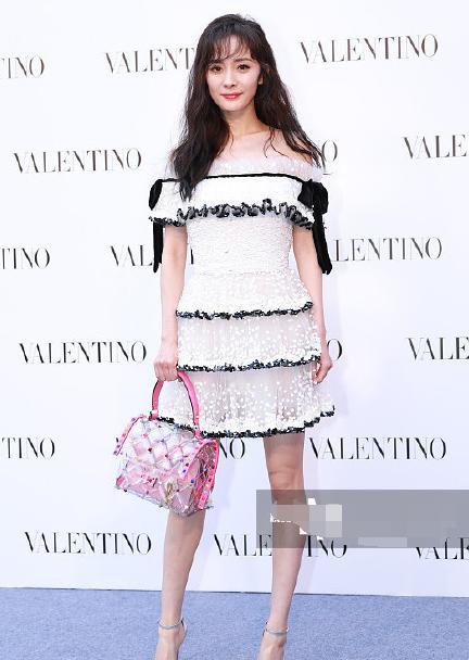 杨幂剪了一款空气刘海 公主烫发这发型显小10