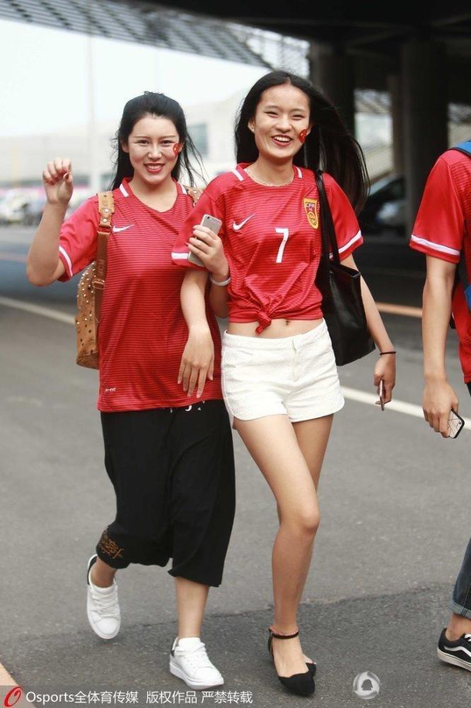 国足球迷场外助威 美女热裤长腿抢镜