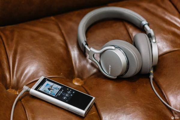 索尼 MDR-1AM2 头戴式耳机:体验轻盈下的清爽