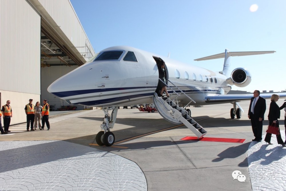 刘强东给奶茶妹买的4亿私人飞机，坐上去是什么体验？