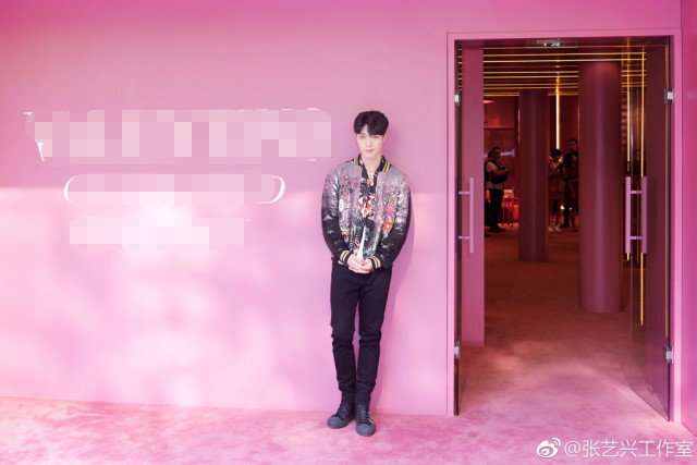 张艺兴戴浅色美瞳有点吓人,网友:无法接受