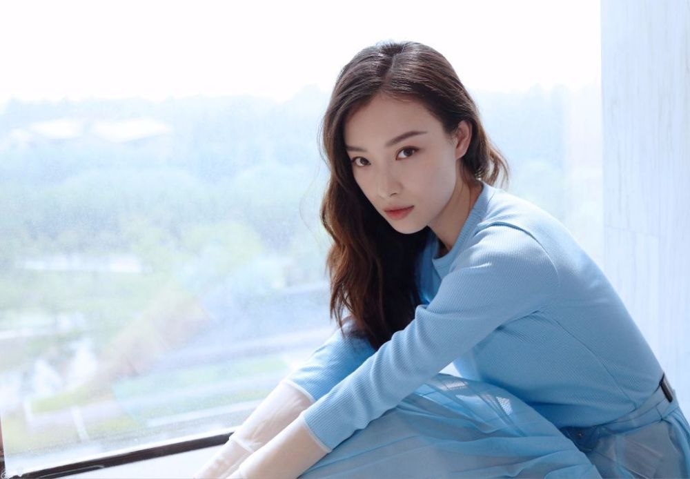 倪妮现身南通一袭天蓝色长裙优雅登台 笑容灿烂频做鬼马表情