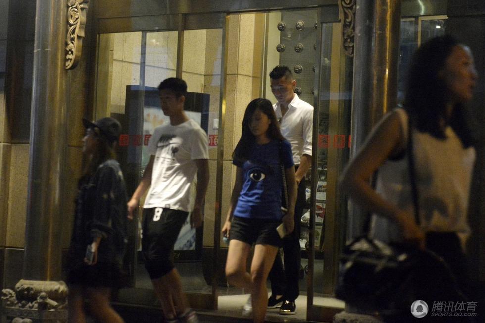 美女老板约见于大宝 遭球迷偷拍