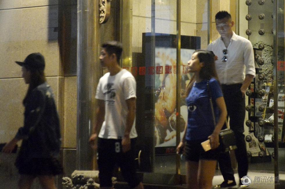 美女老板约见于大宝 遭球迷偷拍