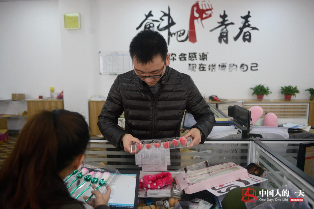 中国人的一天:异地打工、兼职代驾、被逼创业