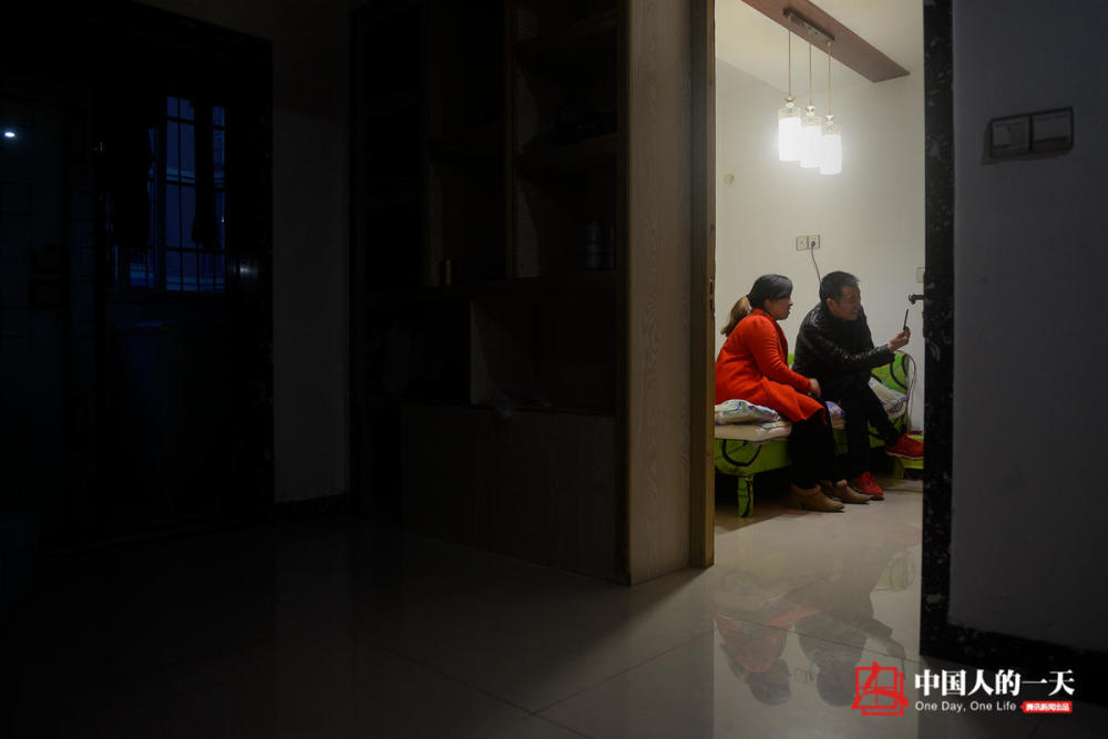 中国人的一天:异地打工、兼职代驾、被逼创业