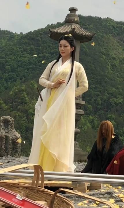 《倚天屠龙记》中黄衫女子是杨过和小龙女的女儿吗?