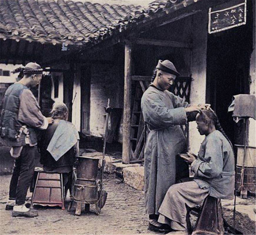 晚清老照片:图为十九世纪六十年代,上海的剃头匠,两个剃头匠正在给两