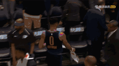 其中在第三节,米切尔疯狂爆发,11投8中轰下了22分.