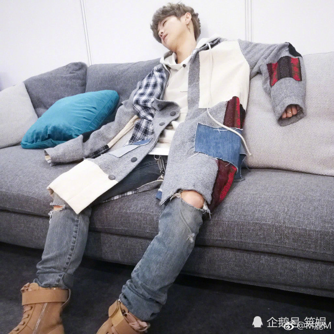 鹿晗晒照中指戒指抢镜,关晓彤同款让粉丝心碎