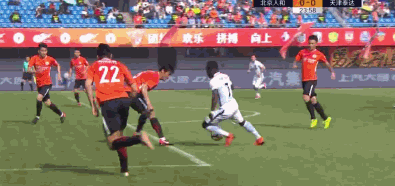 gif-人和连续反越位显威胁 伊沃挑传穆坎乔破僵