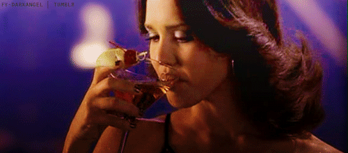 搞笑gif图:小姐姐你骑车能不能好好的看着点前面